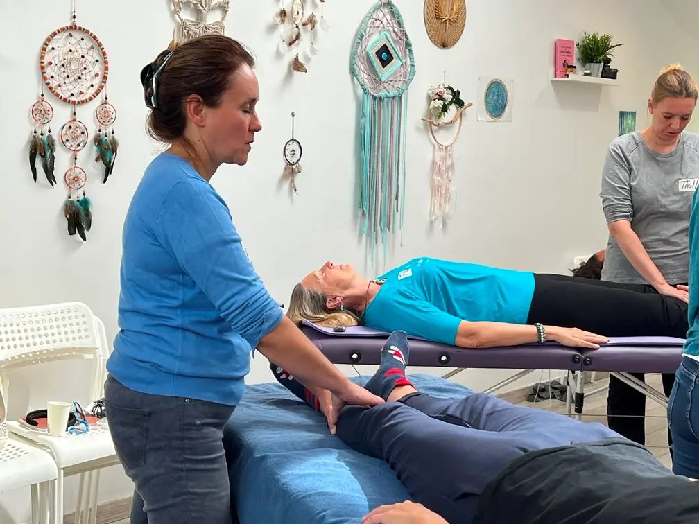 Photo de Daphné Simon en formation de soins énergétiques chez Sandrine Muller