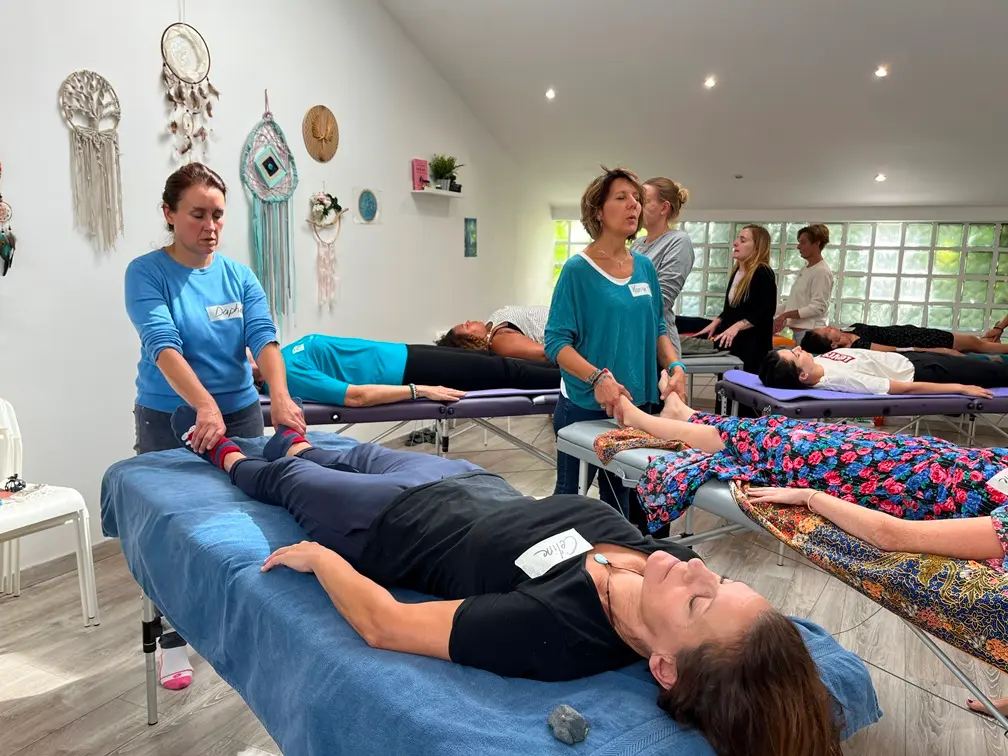 Photo de Daphné Simon en formation de soins énergétiques chez Sandrine Muller
