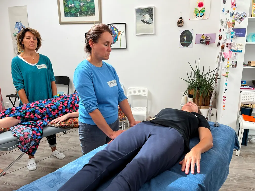 Photo de Daphné Simon en formation de soins énergétiques chez Sandrine Muller