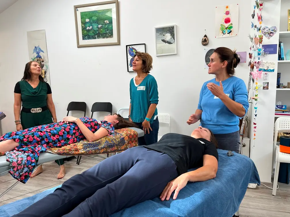 Photo de Daphné Simon en formation de soins énergétiques chez Sandrine Muller