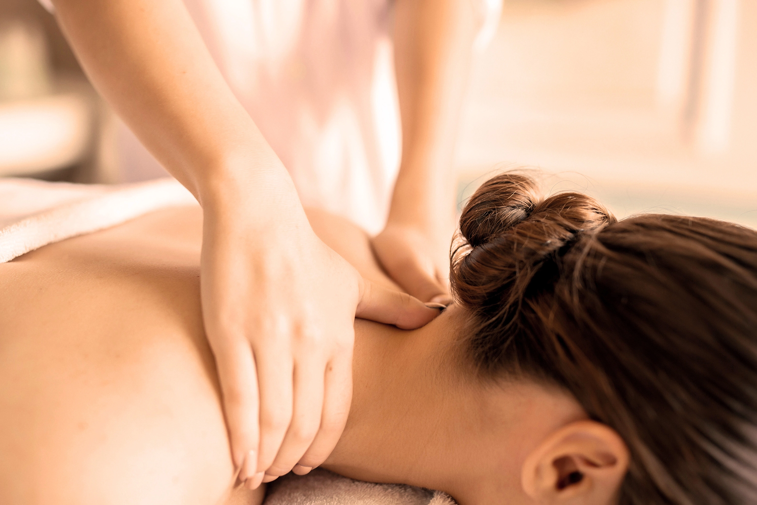 Image d'un massage traditionnel chinois de la nuque d'une femme