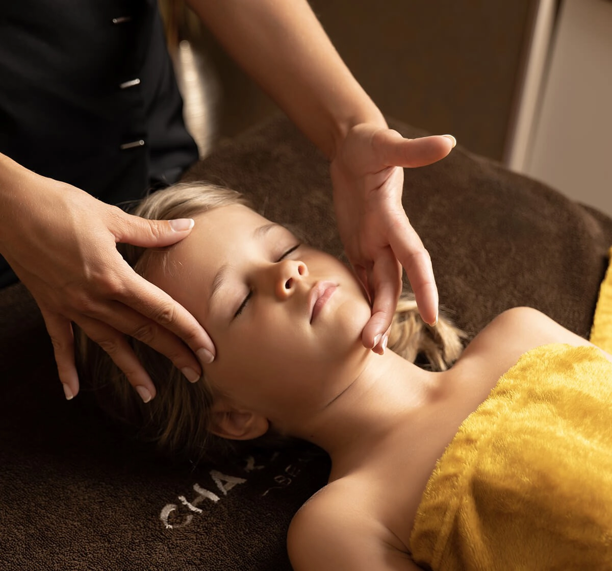 Image d'un massage du visage d'un enfant