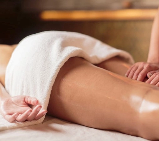 Image d'un massage sur la jambe d'une femme'