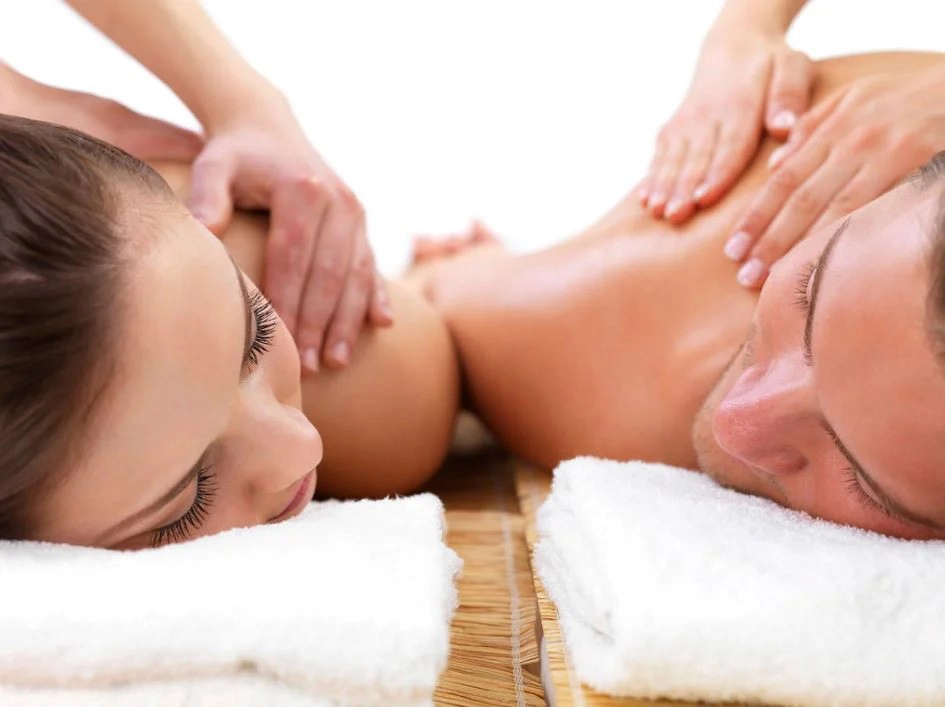 Image d'un massage en duo d'une femme et d'un homme'